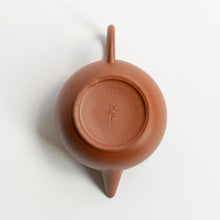 Load image into Gallery viewer, 100ml Fang Xia - HongNi Shui Ping Yixing Teapot
