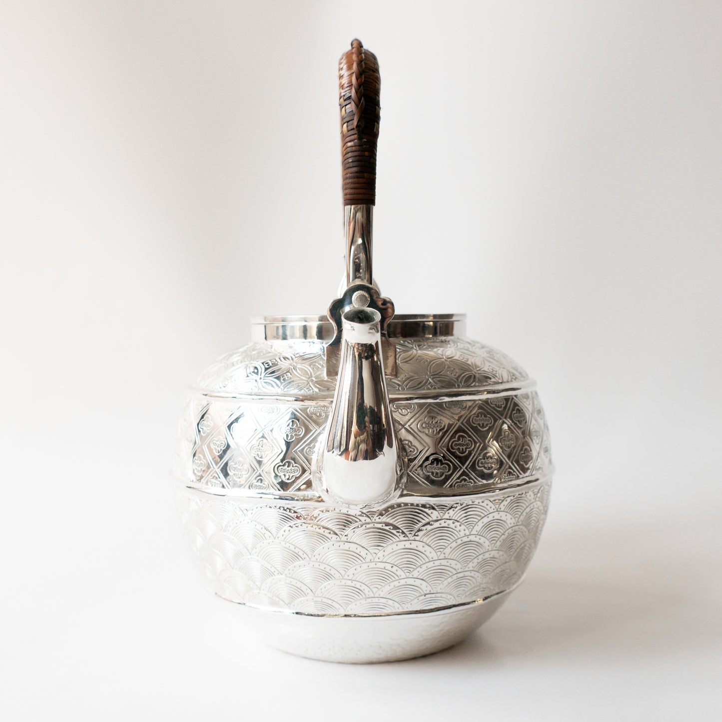 1.24L .999 Silver Kettle (Carved)