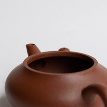 Load image into Gallery viewer, 105ml Fang Xia - Hongni &#39;YinChun Shui Ping&#39; Yixing Teapot
