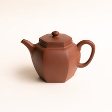 Load image into Gallery viewer, 130ml Fang Xia -  Da Hongni Hexagonal Yixing Teapot
